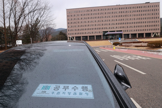 검찰, '김학의 출금 사건' 법무부 전격 압수수색  위법성 논란이 불거진 김학의 전 법무부 차관 출국금지 사건을 수사 중인 검찰이 법무부에 대한 압수수색에 나선 21일 과천 법무부 청사 앞에 수원지방검찰청 차량이 세워져 있다. 연합